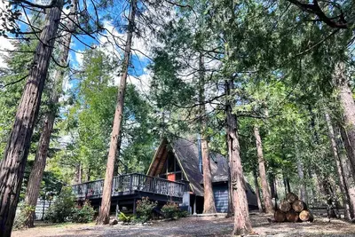 Image de House Little Bird • Woodsy Retro A-Frame Cabin with Hot Tub
