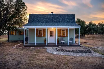 Image de Das Grun Haus With Private Hot Tub!