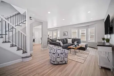 Image de Just Renovated 4br home - 1. 5 Blocks to the Beach!
