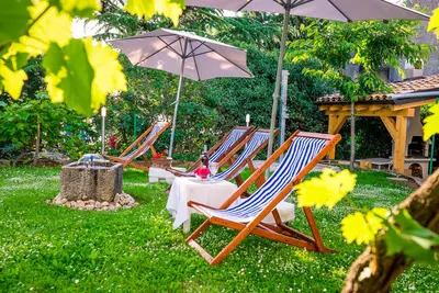 Image de Romantische Apartments am Strand mit Garten und Liegestühlen