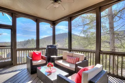Camp Paws - Beautiful mountain views in Big Canoe