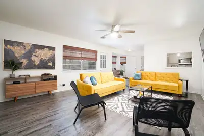 Image de Peaceful & Cozy home on Tree-Lined Street