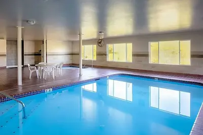 Image de Fun Family Getaway! Free Parking, Pool, Hot Tub & Spa, Nearby Casino!