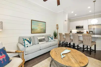 Image de Updated condo with pool & steps to village