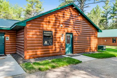 Image de Exquisite dog-friendly cabins with hot tub, fireplace, patio, grill, central Ac, & W\/D