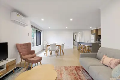 Image de Island Life by Ready Set Stay- Spacious home a stroll away from the beach