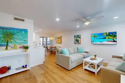Image de Exceptional Unit in the Yacht Club. Private Patio. Heated Pool. Fishing Docks. Quick Walk to Beach.