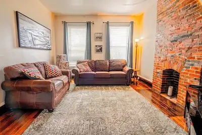 Image de Spacious & Centrally Located Apt (Sleeps 8)
