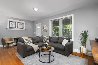 Image de Stylish South City 2br w/ Garage & Blazing Wi-fi