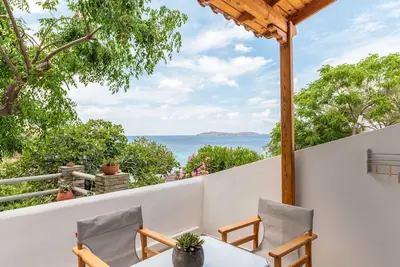Image de Maison de vacances 'Seaview Mastrozanne Studio 7 Andros' avec vue sur la mer, Wi-Fi et climatisation