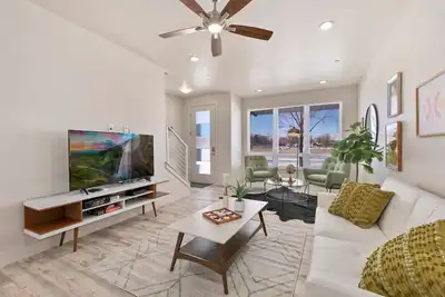Image de Midcentury Oasis w/ Patio Fireplace near Old Town