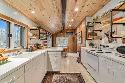 Image de This cabin is a 2 bedroom(s), 1 bathrooms, located in Harbor Springs, Mi.