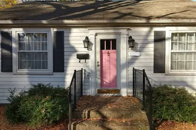 Image de Charming Classic Cottage 2Br
