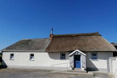 Image de Authentic thatched cottage in the heart of Irelands ancient East.