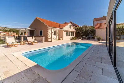 Image de Close to all necessary facilities, villa on Brač