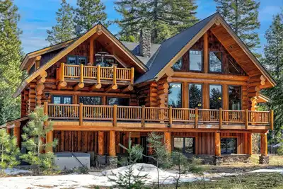 Image de Ultimate 3, 700sqft Luxury Log Home Hole 3 + Summer Savings 4+ Nights