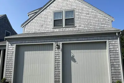 Image de Located right on the edge of town, the perfect Nantucket getaway!