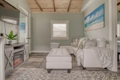 Image de Beautifully Updated King Bedroom Cottage with Fireplace is 68 Steps from Beach!