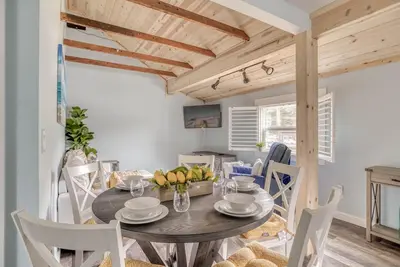 Image de Exceptional, Updated Two-Bedroom Cottage is Steps to Miles of Beach in Rockaway!