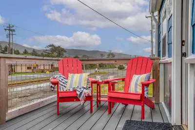 Image de King Tide - Spacious, Renovated Cottage, Smart TVs, Steps to Beach at Rockaway!