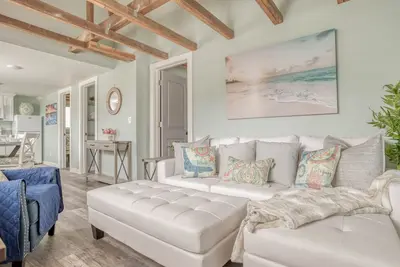 Image de Updated Cottage Features Bedrooms with TVs, Full Kitchen Just Steps to Beach!