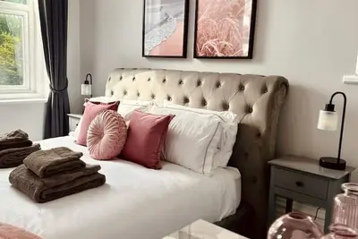 Image de The Retreat - Large Stylish Boutique Apartment, 2 Mins From Beach.