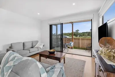 Image de Boardwalk on Bright Coastal Apartment