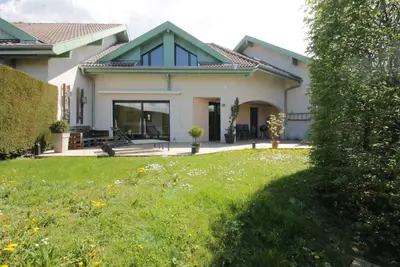 Image de Jolie maison mitoyenne avec rez-de-jardin et garage