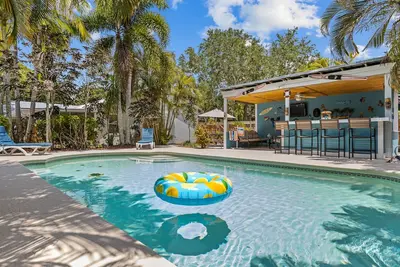 Image de Tropical Tiki Hot Tub Pool Tiki Bar Game Room Pool Table 4 miles to Beach
