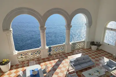 Image de Charming house overlooking the sea