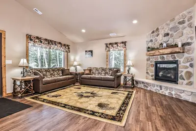 Image de Stylish dog-friendly cabin with hot tub, fireplace, patio, grill, central Ac, & W\/D