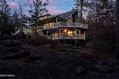 Image de Lichen Lodge - Large Cabin Retreat in the Cool Pines