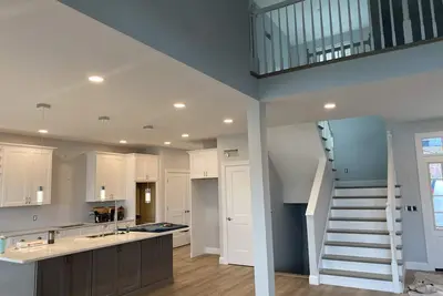 Image de New Lake Home On Bluff With Water Front & Boat House