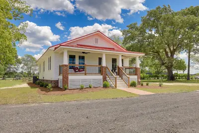 Image de New Bern Vacation Rental on Farm w\/ Fire Pit!