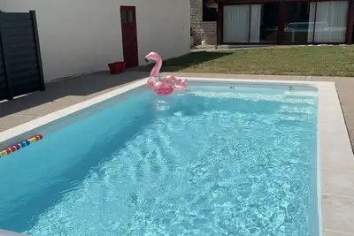 Image de grande maison familiale avec piscine