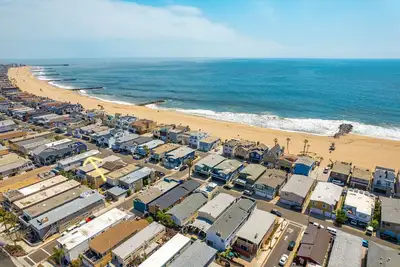 Image de Peek-A-Boo ocean view. 50 Steps to the Sand Large Remodeled Beach House.