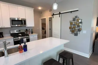 Image de Main Floor New Charming 2 Bedroom Condo