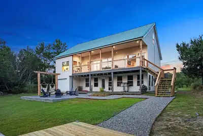 Image de Bayside Retreat - 2250 sq ft Bay House w\/dock, fire pit, & tons of amenities