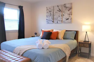 Image de Pittsburgh Delight - Cozy 2b/1b Apt w/ Private Parking, Second Floor Unit