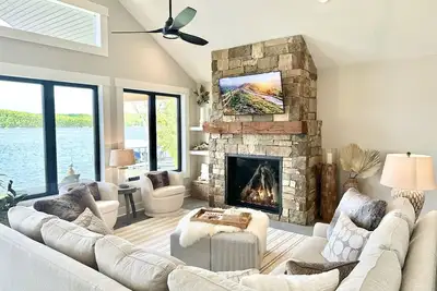 Image de Luxury Family Retreat - New Lakefront Home on calm cove - Private Dock - Firepit