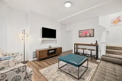 Image de Centrally located renovated home