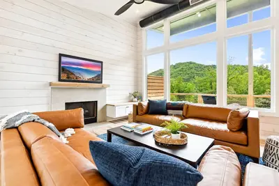 Image de ⛰️ Newly Built Alpine Cabin 2023 - Mountain Views + Walk To Town - Hot Tub