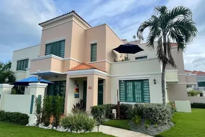 Image de Modern Coastal villa in oceanfront community