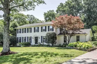 Image de The White Colonial. Minutes to Downtown Franklin.