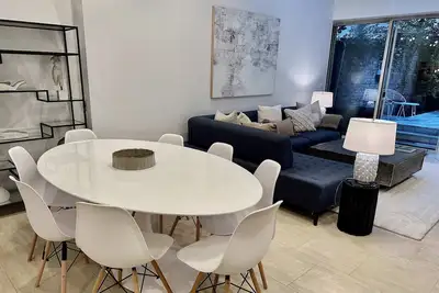 Image de Private, Beautiful Eastside Townhome near Un