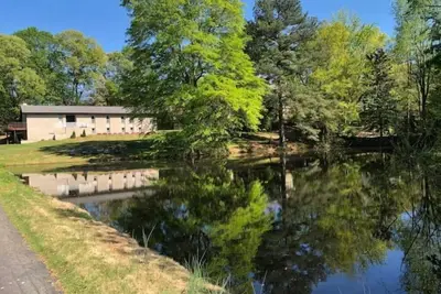 Image de Private Lake Home, Fishing, Serenity & The Braves