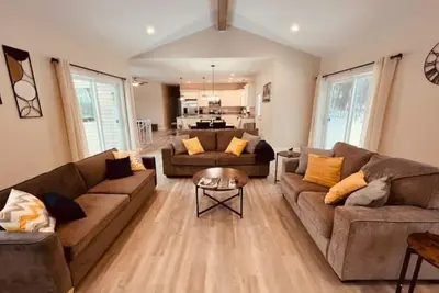 Image de Modern Home with Game Room. 1. 5miles to Lake Geneva Beach and Downtown! ! !