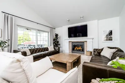 Image de Beautiful Luxury Home located at Island Pointe Marina! \nJust 1 mile to downtown!