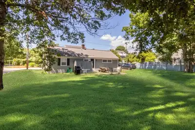 Image de Quintessential Cape Cottage. Block from the beach