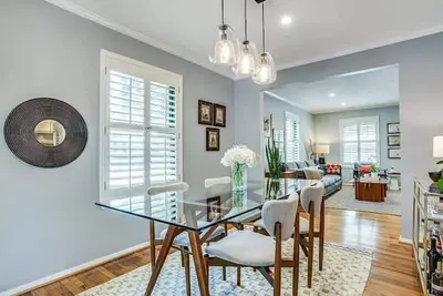 Image de Luxury Home in a Park Setting